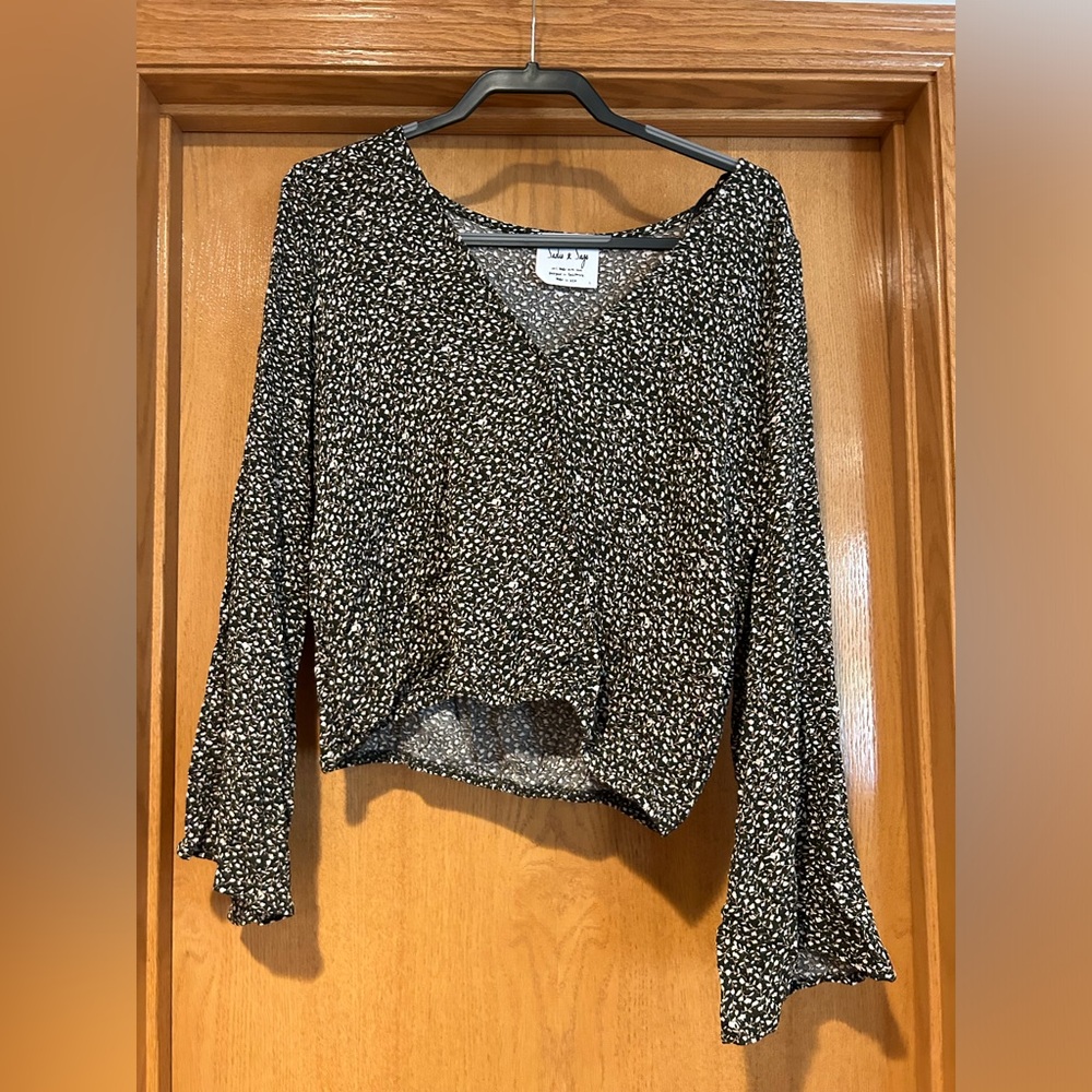 Sadie & Sage Blouse Sz L Long Flare Sleeve Elastic Hem. Gently used. Floral